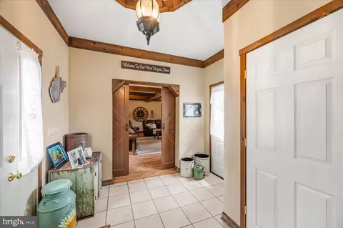 Entry Way - 714 Forest Glen Dr, Moorefield, WV 26836 photo 5 of 10