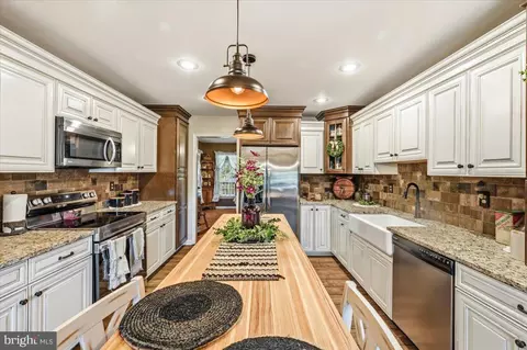 Kitchen - 714 Forest Glen Dr, Moorefield, WV 26836 photo 3 of 4