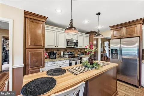 Kitchen - 714 Forest Glen Dr, Moorefield, WV 26836 photo 2 of 4