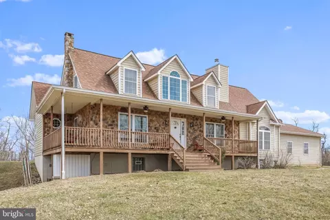 894 Bluffs Bluebird Trl, Springfield, WV 26763