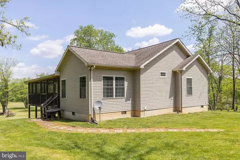 141 Coon Hole Dr, Levels, WV 25431