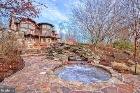 610 Pin Oak Rd, Paw Paw, WV 25434