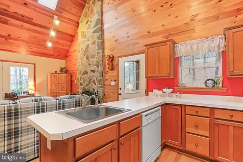 Kitchen - 215 Pond View Ln, Points, WV 25437 photo 1 of 4
