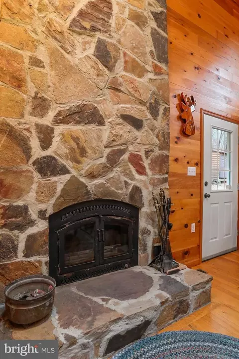 Living - 215 Pond View Ln, Points, WV 25437 photo 6 of 7