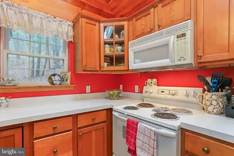 Kitchen - 215 Pond View Ln, Points, WV 25437 photo 2 of 4