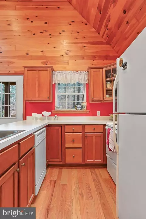 Kitchen - 215 Pond View Ln, Points, WV 25437 photo 4 of 4
