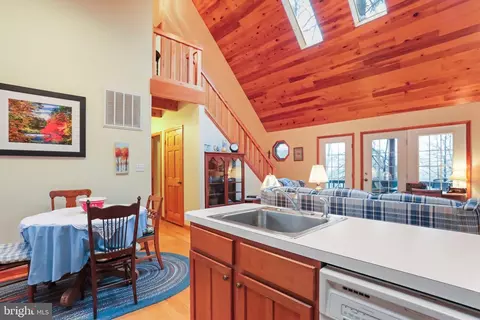 Kitchen - 215 Pond View Ln, Points, WV 25437 photo 3 of 4