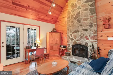 Living - 215 Pond View Ln, Points, WV 25437 photo 3 of 7