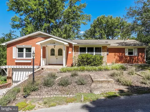 661 6th St, Romney, WV 26757
