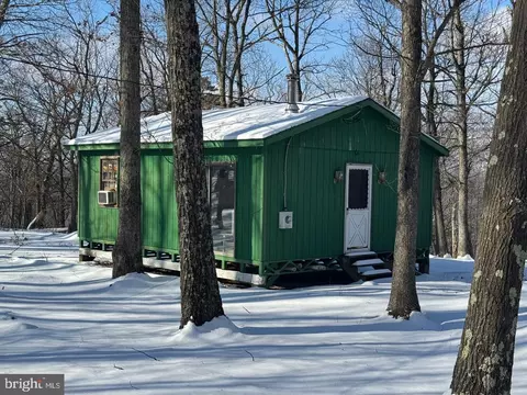 892 Sparrow Hill Dr, Paw Paw, WV 25434