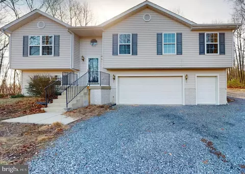 80 Corvair Dr, Paw Paw, WV 25434