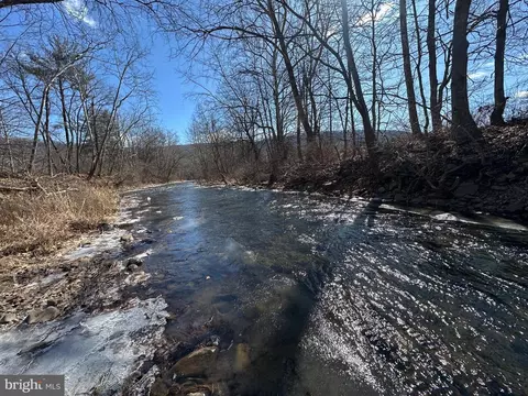 35 N River Run, Rio, WV 26755