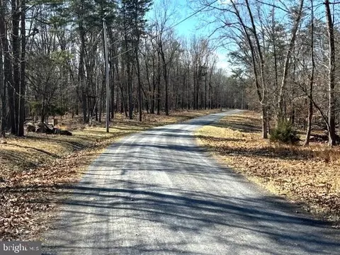 6 Noland Ridge Dr, Slanesville, WV 25444