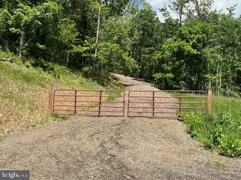 28 Bluffs Rd, Springfield, WV 26763