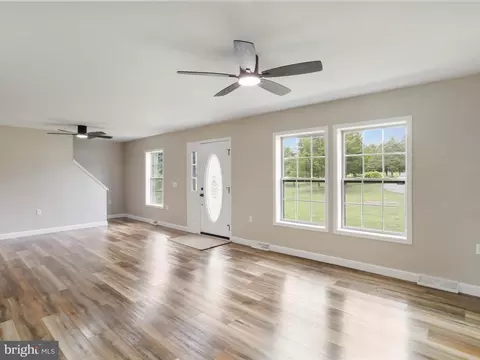 Living - 511 Tupelo Loop, Springfield, WV 26763 photo 3 of 4
