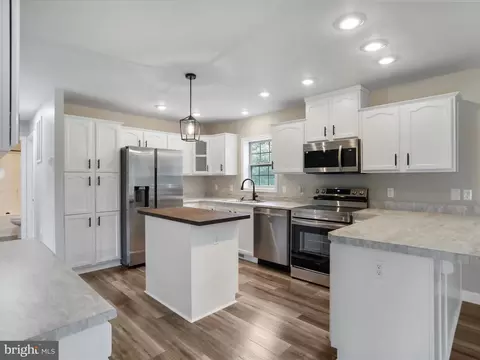Kitchen - 511 Tupelo Loop, Springfield, WV 26763 photo 2 of 4