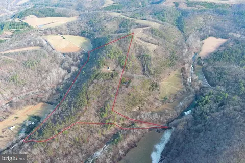 320 Cowgill Ln, Paw Paw, WV 25434