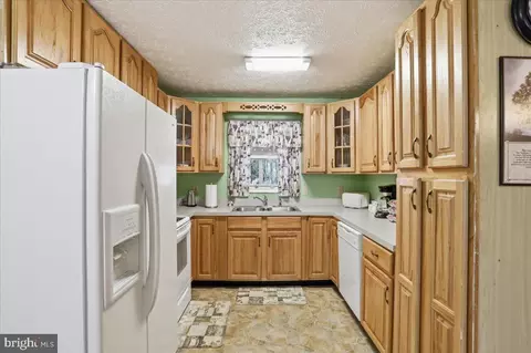Kitchen - 25 Fox Craft Ct, Green Spring, WV 26722 photo 2 of 4