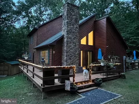945 White Oak Trl, Paw Paw, WV 25434