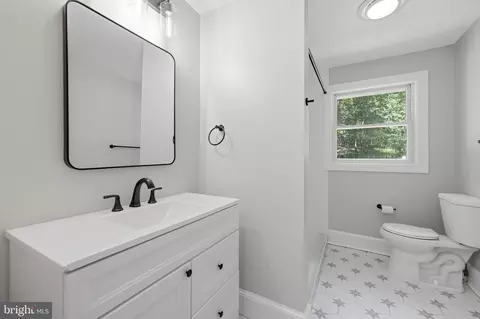 Bath - 461 Normans Rd, High View, WV 26808 photo 2 of 4