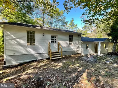 36 Woodpecker Ln, Harpers Ferry, WV 25425