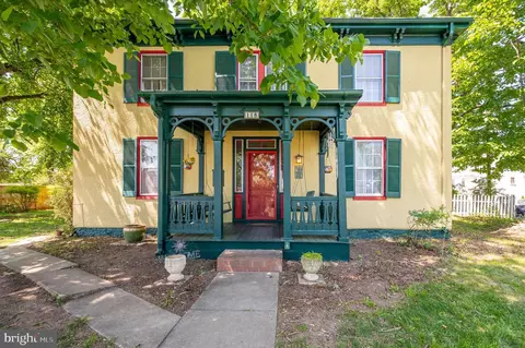 118 N Lawrence St, Charles Town, WV 25414