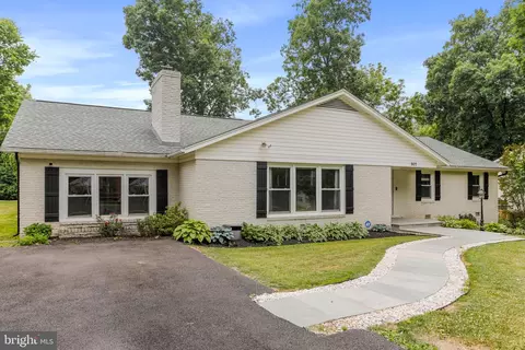 907 Tuscawilla Dr, Charles Town, WV 25414