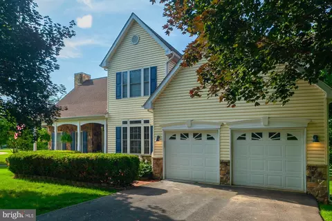 890 Sawgrass Dr, Charles Town, WV 25414