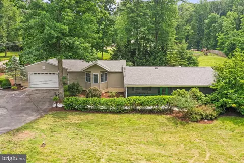 895 Lower Clubhouse Dr, Harpers Ferry, WV 25425