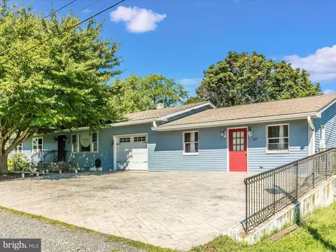 135 Circle St, Ranson, WV 25438 photo 2