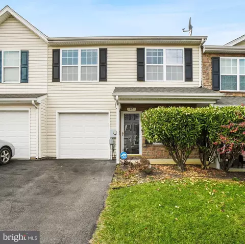 20 Fuzzy Tail Dr, Ranson, WV 25438