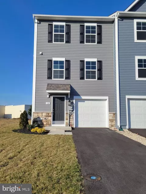 120 Cecily Way, Ranson, WV 25438