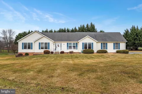 160 Pleasant Valley Dr, Charles Town, WV 25414
