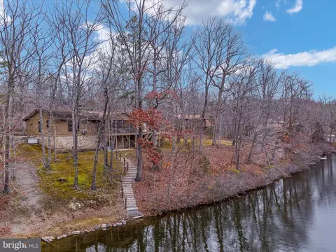 102 Twin Cove Ct, Harpers Ferry, WV 25425