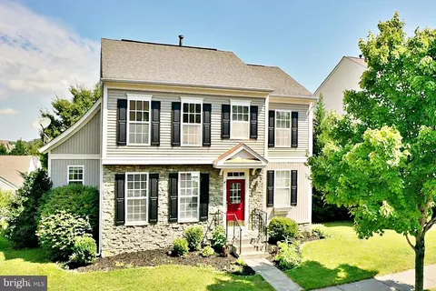 56 Burnlea Rd, Charles Town, WV 25414