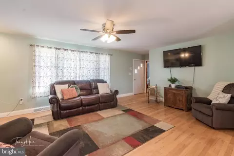 Living - 108 Ruby St, Shenandoah Junction, WV 25442 photo 4 of 6