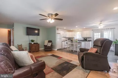 Living - 108 Ruby St, Shenandoah Junction, WV 25442 photo 5 of 6