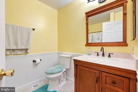 Bath - 137 Briar Run Dr, Ranson, WV 25438 photo 2 of 4