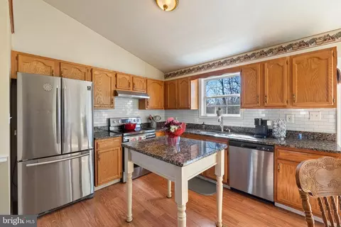 Kitchen - 137 Briar Run Dr, Ranson, WV 25438 photo 4 of 6