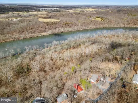 303 Long Leaf Ln, Harpers Ferry, WV 25425