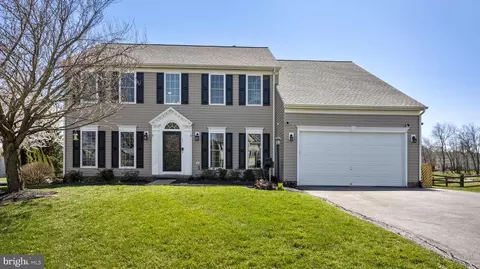 11 Greenbriar Cir, Charles Town, WV 25414