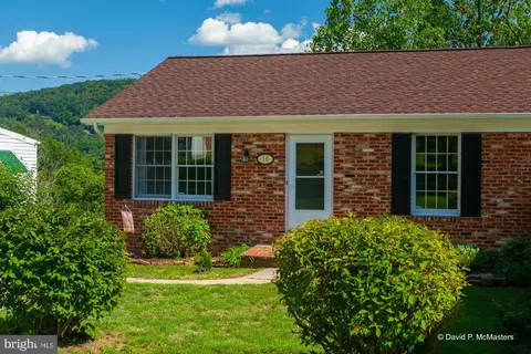 16 Taylor Ct, Harpers Ferry, WV 25425