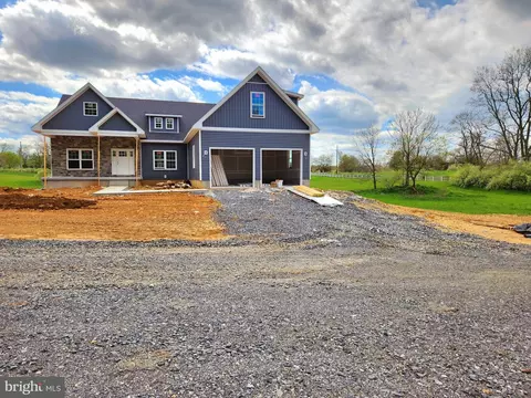 46 Oak Crest Dr, Kearneysville, WV 25430