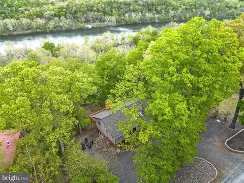 325 Long Leaf Ln, Harpers Ferry, WV 25425
