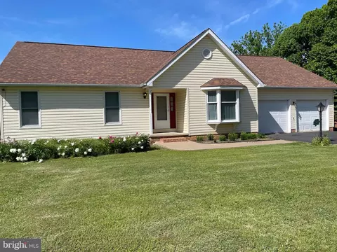 221 Deerfield Dr, Charles Town, WV 25414