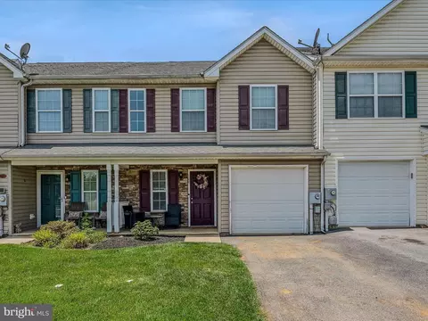100 Fuzzy Tail Dr, Ranson, WV 25438