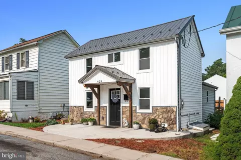 429 S Lawrence St, Charles Town, WV 25414