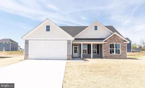 8 Moonstone Dr, Kearneysville, WV 25430
