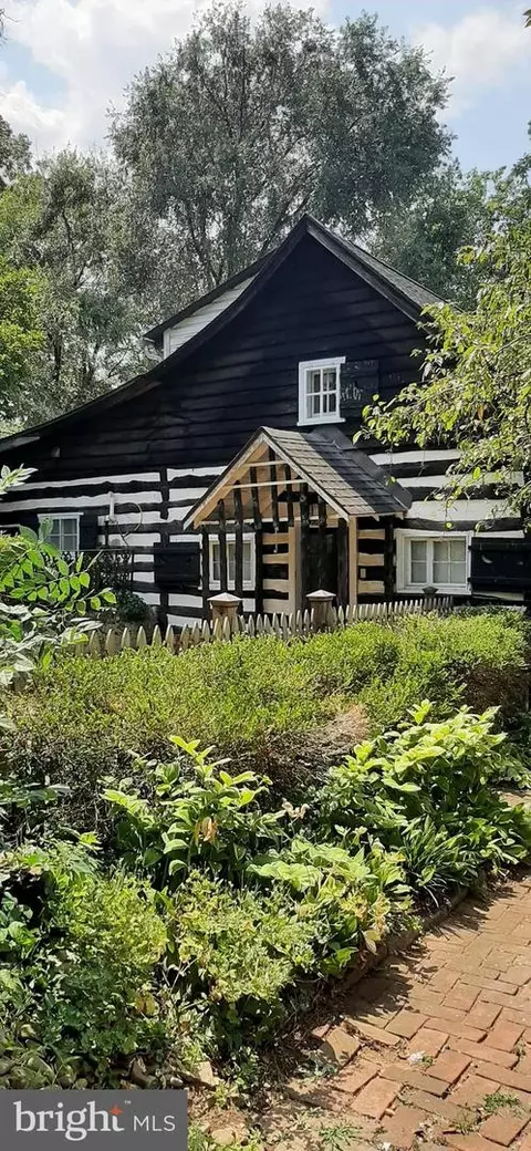 306 W German St, Shepherdstown, WV 25443
