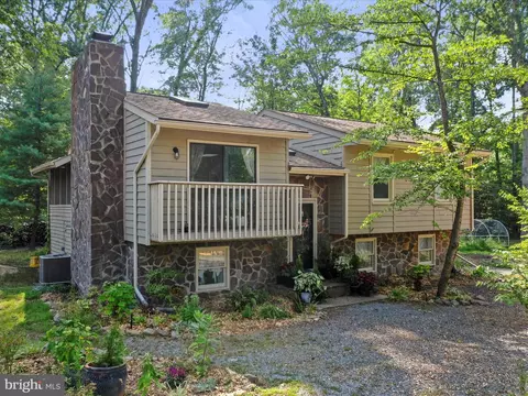 936 Red Bird Ln, Harpers Ferry, WV 25425